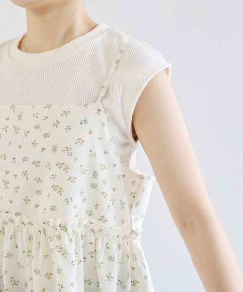 Freesia by andme(フリージアバイアンドミー)の「小花柄ペプラムキャミソールトップス(キャミソール・レディース・オフホワイト/ブラック・M)」の7枚目の写真