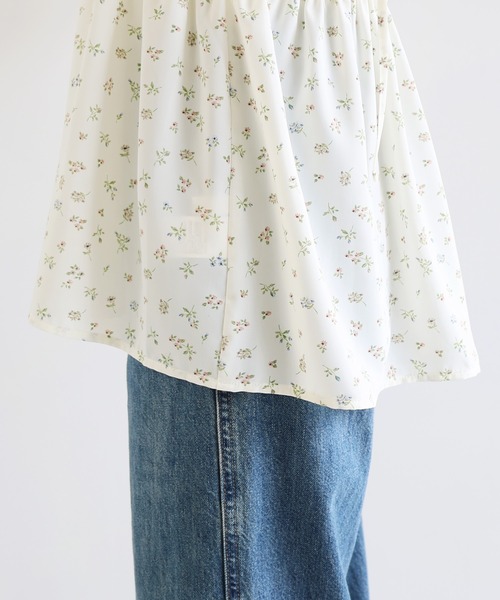 Freesia by andme(フリージアバイアンドミー)の「小花柄ペプラムキャミソールトップス(キャミソール・レディース・オフホワイト/ブラック・M)」の10枚目の写真