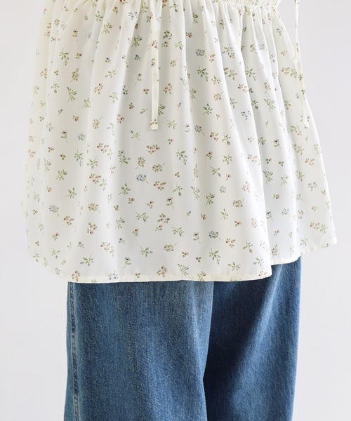 Freesia by andme(フリージアバイアンドミー)の「小花柄ペプラムキャミソールトップス(キャミソール・レディース・オフホワイト/ブラック・M)」の11枚目の写真