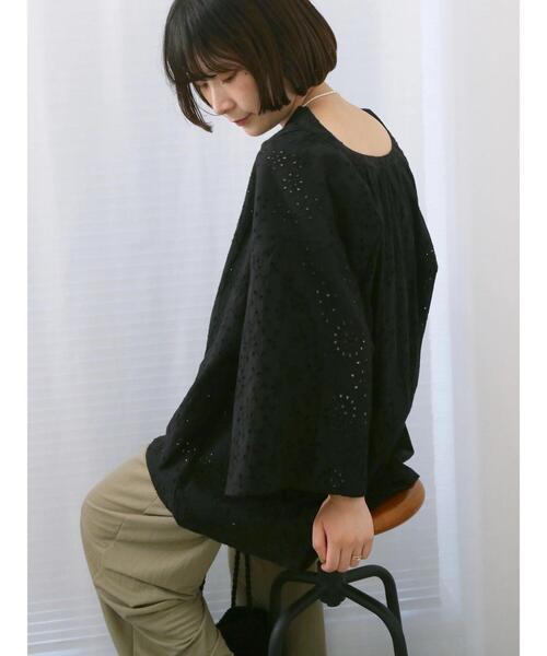 Samansa Mos2 blue（サマンサモスモスブルー）の「【Made in India】タッセル付ギャザーレースブラウス（シャツ/ブラウス・レディース・オフホワイト/パープル/ブラック・F）」の2枚目の写真