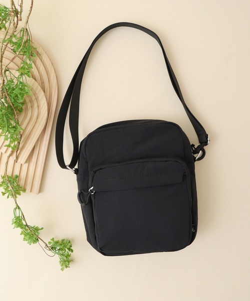 Legato Largo(レガートラルゴ)の「Legato Largo マニッシュウォッシュショルダーバッグ(ショルダーバッグ・メンズ・ブラック/アイボリー/グレイッシュベージュ/グレイッシュブルー・FREE)」の1枚目の写真