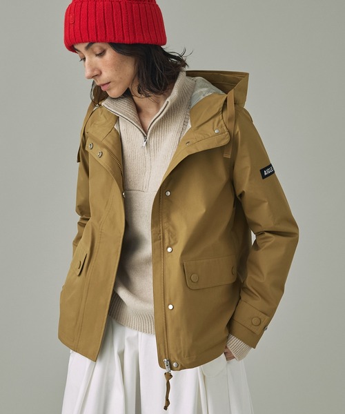 AIGLE（エーグル）の「GORE-TEX ゴアテックス 防水 防風性 透湿性 2レイヤーフーデッドジャケット RP（マウンテンパーカー・レディース・ダークネイビー/ベージュ/イエロー/ナチュラル・36/38/40）」の2枚目の写真