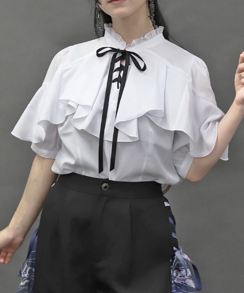 axes femme POETIQUE（アクシーズファムポエティック）の「レースアップラッフルブラウス（シャツ/ブラウス・レディース・ブラック/ワイン/ホワイト・MEDIUM）」の2枚目の写真