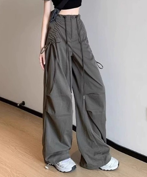 Chick（チック）の「Drawstring Design Wide Pants/ドローコードギャザーデザインデザインワイドパンツ（その他パンツ・レディース・チャコール/ブラック・FREE）」の2枚目の写真