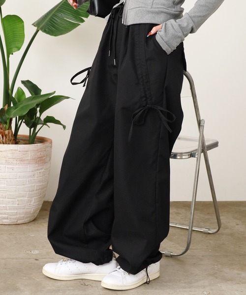 Chick（チック）の「Drawstring Design Wide Pants/ドローコードギャザーデザインデザインワイドパンツ（その他パンツ・レディース・チャコール/ブラック・FREE）」の5枚目の写真