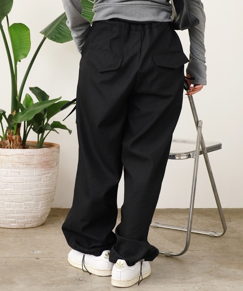 Chick（チック）の「Drawstring Design Wide Pants/ドローコードギャザーデザインデザインワイドパンツ（その他パンツ・レディース・チャコール/ブラック・FREE）」の6枚目の写真
