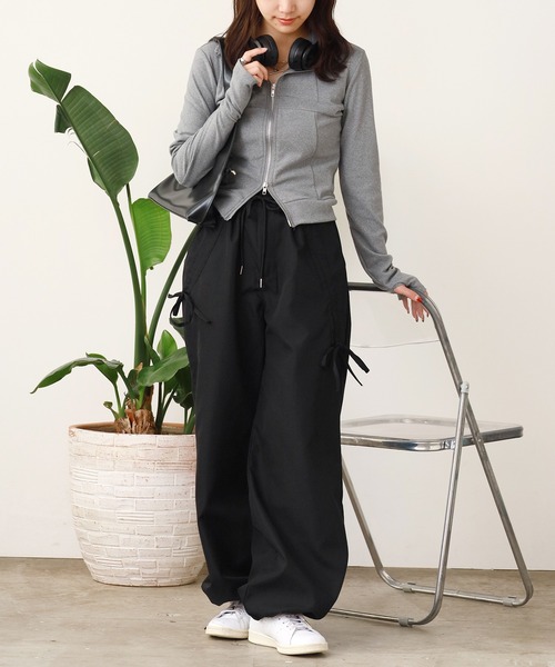 Chick（チック）の「Drawstring Design Wide Pants/ドローコードギャザーデザインデザインワイドパンツ（その他パンツ・レディース・チャコール/ブラック・FREE）」の10枚目の写真
