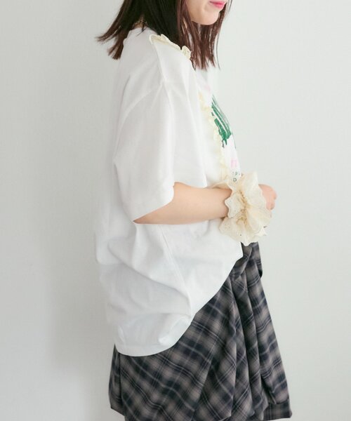 w closet(ダブルクローゼット)の「ロゴレースリメイクTシャツ(Tシャツ/カットソー・レディース・イエロー/ブラック/オフホワイト・FREE)」の6枚目の写真