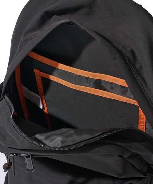 UNIVERSAL OVERALL(ユニバーサルオーバーオール)の「【UNIVERSAL OVERALL】SLANT DAYPACK / 大容量 スラントディパック(バックパック/リュック・レディース・ブラック/グレー・FREE)」の7枚目の写真