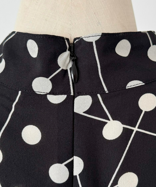 NARACAMICIE(ナラカミーチェ)の「【NARACAMICIE】リボン付きラインドットワンピース(ワンピース・レディース・ブラック・M/XL)」の8枚目の写真