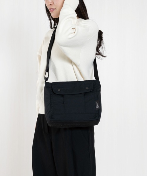 MARGARET HOWELL idea（マーガレット・ハウエルアイデア）の「MARGARET HOWELL idea(マーガレット・ハウエル アイデア)　マドックス　ショルダー（ショルダーバッグ・レディース・ブラック/ベージュ/チャコールグレー・FREE）」の2枚目の写真
