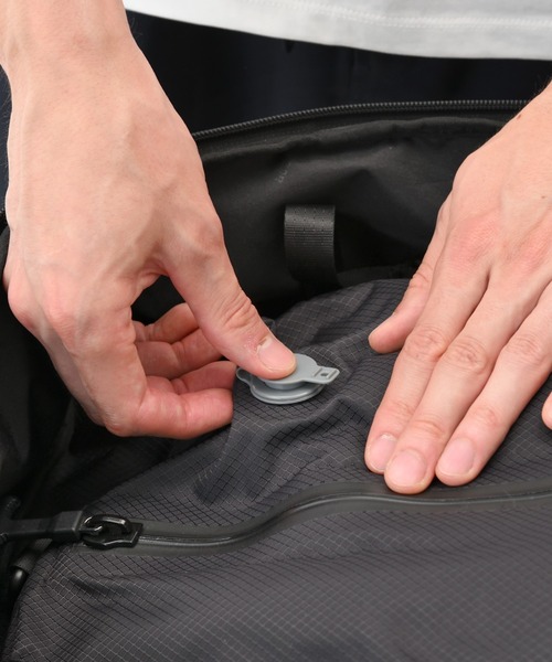 ace.(エース)の「エースジーン リュックサック スペースオプト B4サイズ収納可能 15.6inchPC収納 18L 出張 大容量 真空圧縮機能 17901(バックパック/リュック・メンズ・ブラック・FREE)」の13枚目の写真