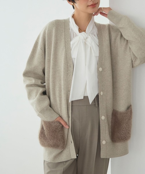 CROSS FUNCTION（クロスファンクション）の「《洗える》サマ美え ファーポケットVネックカーディガン【CROSS FUNCTION/クロスファンクション】（カーディガン/ボレロ・レディース・チャコールグレー/オフホワイト/グレイッシュベージュ・M/LL/L）」の3枚目の写真