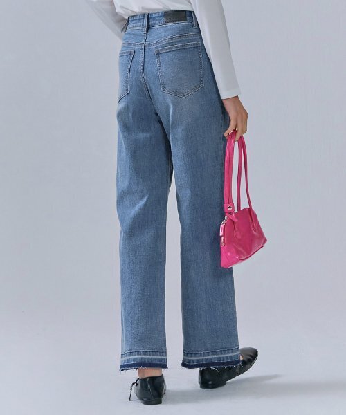 CHASECULT(チェイスカルト)の「女性Mトーン前面切り替えワイドデニムパンツ-CERG2366B0N(デニムパンツ・レディース・ブルー・64/67/70/74)」の2枚目の写真