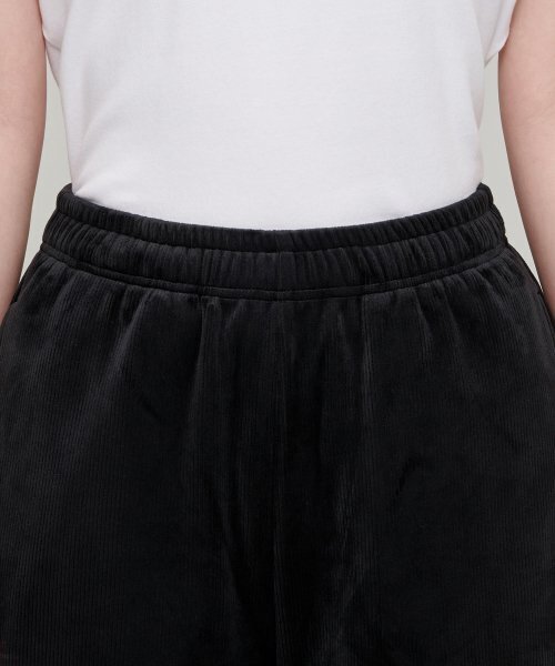 MUSINSA STANDARD WOMAN（ムシンサスタンダードウーマン）の「ウィメンズベルベットコーデュロイラウンジパンツ[ブラック]（スウェットパンツ・レディース・その他・SMALL/MEDIUM/LARGE/X-SMALL）」の3枚目の写真