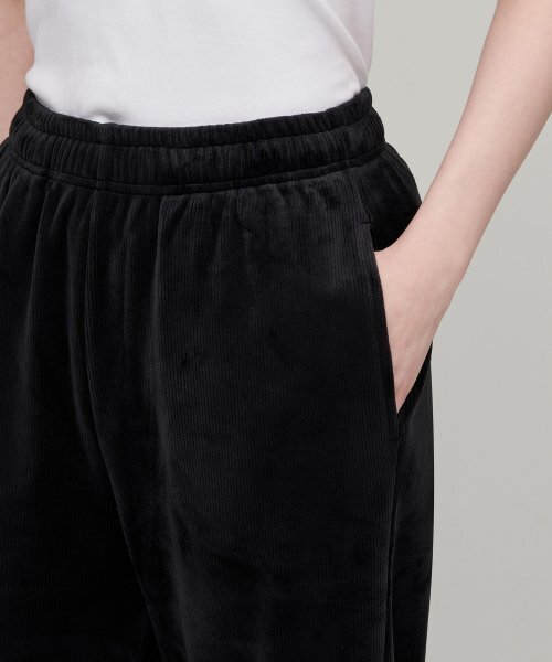 MUSINSA STANDARD WOMAN（ムシンサスタンダードウーマン）の「ウィメンズベルベットコーデュロイラウンジパンツ[ブラック]（スウェットパンツ・レディース・その他・SMALL/MEDIUM/LARGE/X-SMALL）」の5枚目の写真