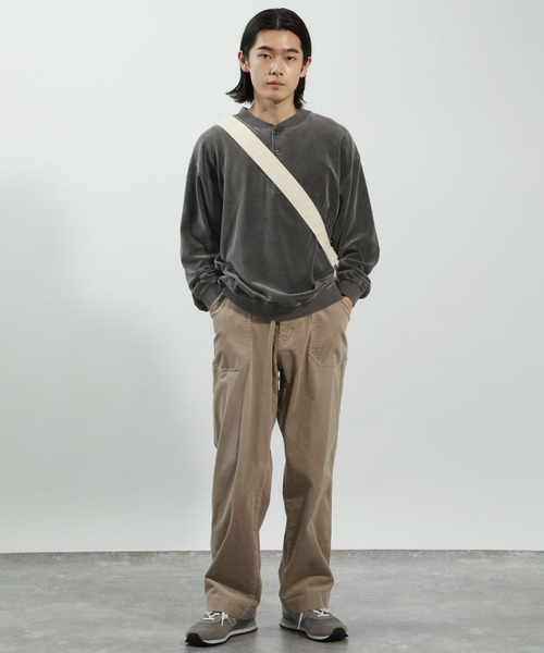 BAYFLOW(ベイフロー)の「ベロアヘンリーネックプルオーバー(Tシャツ/カットソー・メンズ・チャコール/グリーン/ピンク・MEDIUM/LARGE)」の4枚目の写真