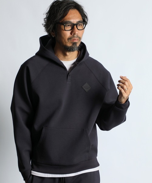 The DUFFER of ST.GEORGE（ザダファーオブセントジョージ）の「〔BLACK LABEL〕"SORONA" HENLEY PO PARKA：セットアップ ダンボールニット ヘンリーネック パーカー（パーカー・メンズ・ライトグレー/グレー/ブラック・MEDIUM/SMALL/X-LARGE/LARGE）」の3枚目の写真