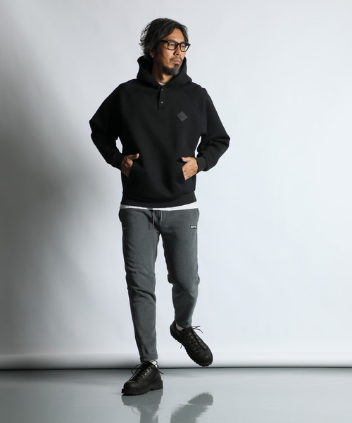 The DUFFER of ST.GEORGE（ザダファーオブセントジョージ）の「〔BLACK LABEL〕"SORONA" HENLEY PO PARKA：セットアップ ダンボールニット ヘンリーネック パーカー（パーカー・メンズ・ライトグレー/グレー/ブラック・MEDIUM/SMALL/X-LARGE/LARGE）」の20枚目の写真