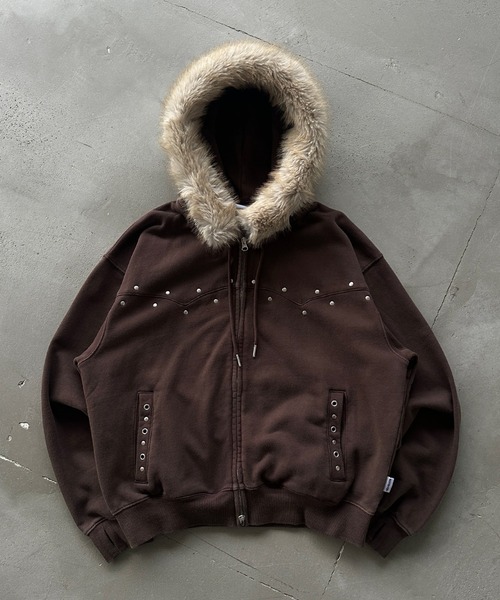 WISH FOR EVER（ウィッシュフォーエバー）の「STUDS & EYELETS DESIGN 2WAY FAKE FUR ZIP HOODIE / スタッズ＆アイレットデザイン2WAYフェイクファージップフーディ（パーカー・メンズ・ブラウン/ブラック・MEDIUM/SMALL/LARGE）」の2枚目の写真
