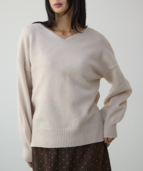 AZUL by moussy(アズールバイマウジー)の「Vネックアソートカラーニットプルオーバー(ニット/セーター・レディース・ブラック/レッド/グレー系その他/アイボリー/ブルー・FREE)」の2枚目の写真