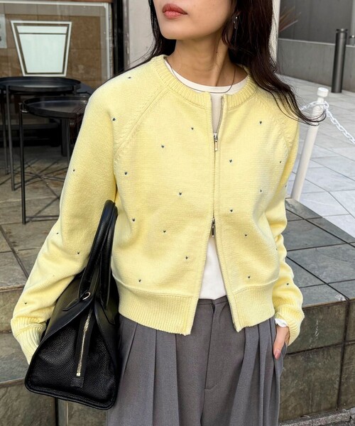 fredy emue（フレディエミュ）の「ハンド刺しゅうハートZIPカーディガン（カーディガン/ボレロ・レディース・オフホワイト/ネイビー/イエロー・38）」の3枚目の写真