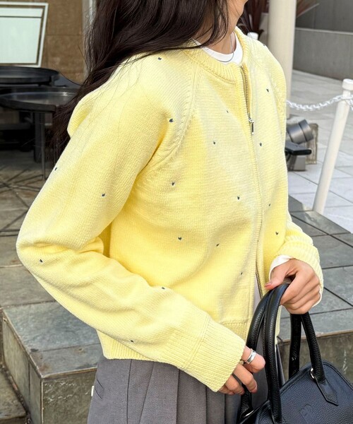 fredy emue（フレディエミュ）の「ハンド刺しゅうハートZIPカーディガン（カーディガン/ボレロ・レディース・オフホワイト/ネイビー/イエロー・38）」の4枚目の写真