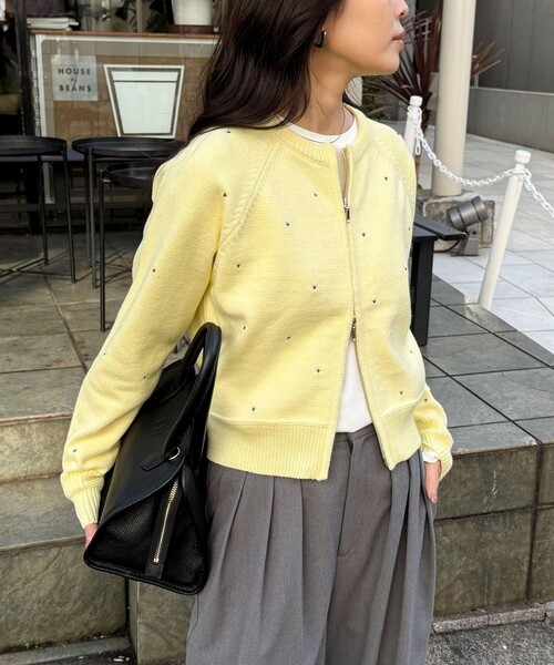 fredy emue（フレディエミュ）の「ハンド刺しゅうハートZIPカーディガン（カーディガン/ボレロ・レディース・オフホワイト/ネイビー/イエロー・38）」の5枚目の写真