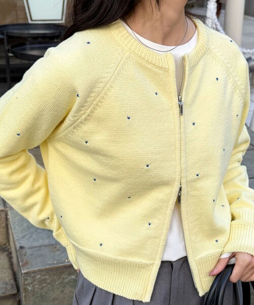 fredy emue（フレディエミュ）の「ハンド刺しゅうハートZIPカーディガン（カーディガン/ボレロ・レディース・オフホワイト/ネイビー/イエロー・38）」の6枚目の写真
