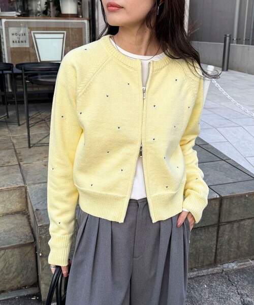 fredy emue（フレディエミュ）の「ハンド刺しゅうハートZIPカーディガン（カーディガン/ボレロ・レディース・オフホワイト/ネイビー/イエロー・38）」の8枚目の写真