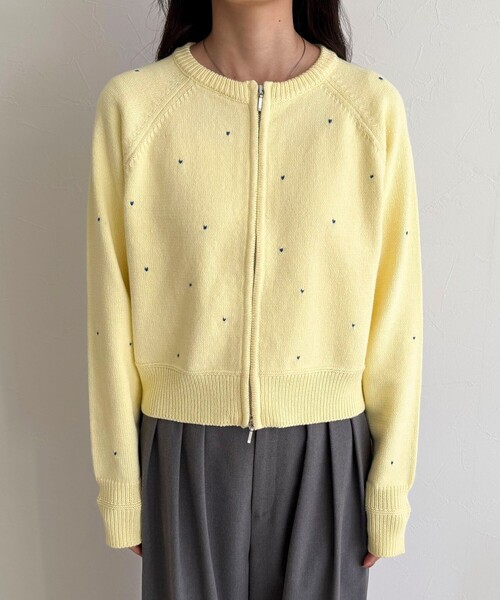 fredy emue（フレディエミュ）の「ハンド刺しゅうハートZIPカーディガン（カーディガン/ボレロ・レディース・オフホワイト/ネイビー/イエロー・38）」の9枚目の写真