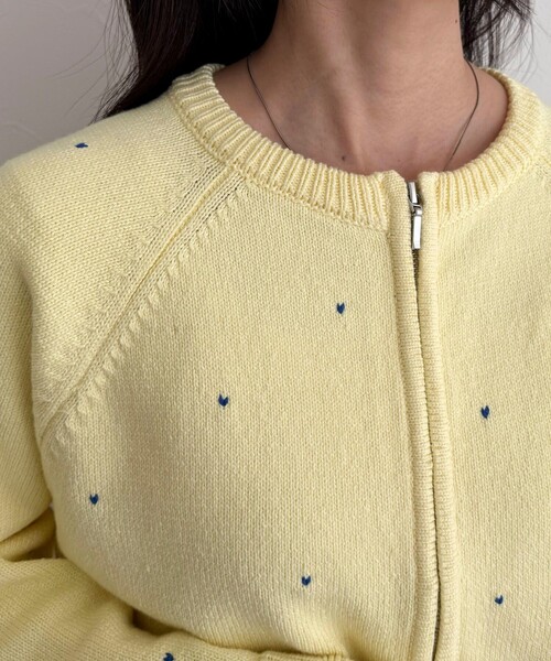 fredy emue（フレディエミュ）の「ハンド刺しゅうハートZIPカーディガン（カーディガン/ボレロ・レディース・オフホワイト/ネイビー/イエロー・38）」の12枚目の写真