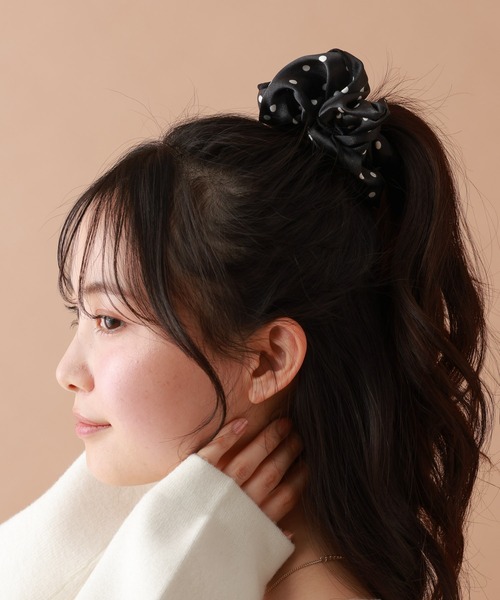 niko and...（ニコアンド）の「ドット柄パイピングシュシュ[tiny tiny(ティニーティニー)]（シュシュ・レディース・ホワイト/ブラック・0）」の2枚目の写真