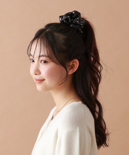 niko and...（ニコアンド）の「ドット柄パイピングシュシュ[tiny tiny(ティニーティニー)]（シュシュ・レディース・ホワイト/ブラック・0）」の4枚目の写真