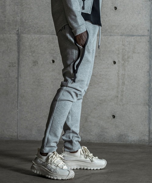 1PIU1UGUALE3  RELAX （ウノピゥウノウグァーレトレ リラックス）の「1PIU1UGUALE3 RELAX(ウノピゥウノウグァーレトレ リラックス)バーティカルポケット テックジョガーパンツ（スウェットパンツ・メンズ・グレー/ブラック/ホワイト・S/M/L/XL/XXL）」の4枚目の写真