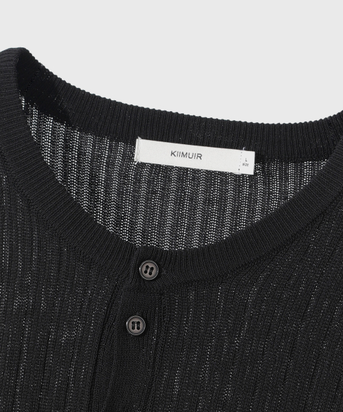 KIIMUIR（キミュア）の「クールタッチヘンリーネッククロップニット_ブラック（ニット/セーター・メンズ・ブラック・MEDIUM/LARGE/X-LARGE）」の9枚目の写真