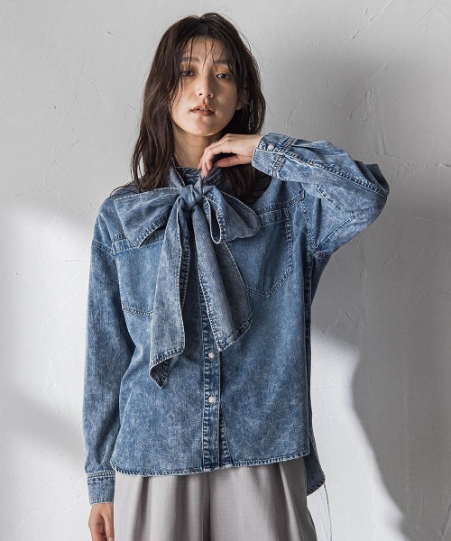 MAYSON GREY（メイソングレイ）の「ボウタイ付きデニムシャツ≪洗濯機で洗える≫（シャツ/ブラウス・レディース・ピンク/ブルー・M）」の2枚目の写真