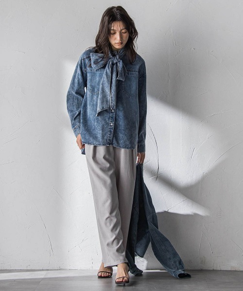 MAYSON GREY（メイソングレイ）の「ボウタイ付きデニムシャツ≪洗濯機で洗える≫（シャツ/ブラウス・レディース・ピンク/ブルー・M）」の7枚目の写真