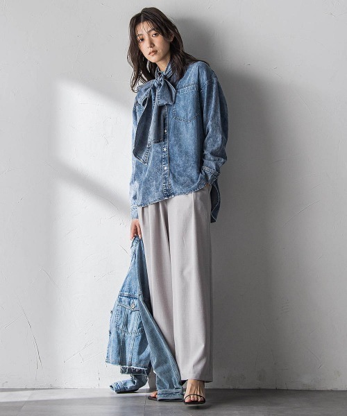 MAYSON GREY（メイソングレイ）の「ボウタイ付きデニムシャツ≪洗濯機で洗える≫（シャツ/ブラウス・レディース・ピンク/ブルー・M）」の8枚目の写真