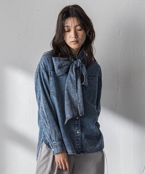 MAYSON GREY（メイソングレイ）の「ボウタイ付きデニムシャツ≪洗濯機で洗える≫（シャツ/ブラウス・レディース・ピンク/ブルー・M）」の3枚目の写真