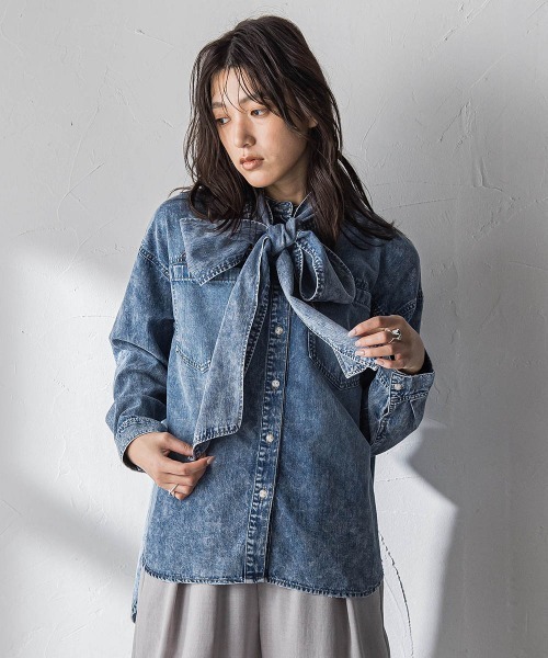 MAYSON GREY（メイソングレイ）の「ボウタイ付きデニムシャツ≪洗濯機で洗える≫（シャツ/ブラウス・レディース・ピンク/ブルー・M）」の4枚目の写真