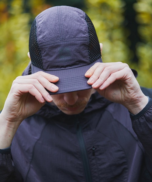 The DUFFER of ST.GEORGE（ザダファーオブセントジョージ）の「TECH RIPSTOP TRAIL MESH CAP：リップストップ×メッシュ コンビネーション トレイルキャップ（キャップ・メンズ・ブラック/ブルー・F）」の3枚目の写真