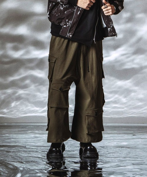 NO ID.（ノーアイディ）の「【NO ID.】Asymmetry Wide Cargo Pants / アシンメトリーワイドカーゴパンツ（カーゴパンツ・メンズ・カーキ/ブラック・2/1）」の3枚目の写真