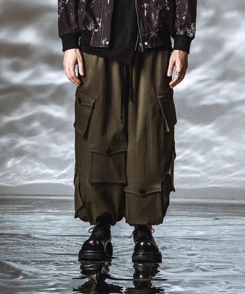 NO ID.（ノーアイディ）の「【NO ID.】Asymmetry Wide Cargo Pants / アシンメトリーワイドカーゴパンツ（カーゴパンツ・メンズ・カーキ/ブラック・2/1）」の4枚目の写真