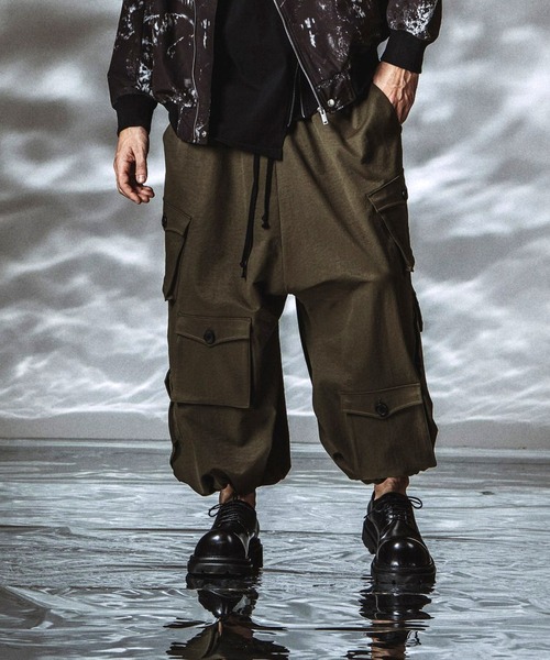 NO ID.（ノーアイディ）の「【NO ID.】Asymmetry Wide Cargo Pants / アシンメトリーワイドカーゴパンツ（カーゴパンツ・メンズ・カーキ/ブラック・2/1）」の5枚目の写真