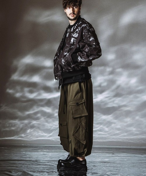 NO ID.（ノーアイディ）の「【NO ID.】Asymmetry Wide Cargo Pants / アシンメトリーワイドカーゴパンツ（カーゴパンツ・メンズ・カーキ/ブラック・2/1）」の11枚目の写真