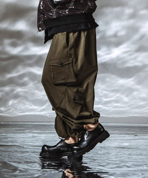 NO ID.（ノーアイディ）の「【NO ID.】Asymmetry Wide Cargo Pants / アシンメトリーワイドカーゴパンツ（カーゴパンツ・メンズ・カーキ/ブラック・2/1）」の14枚目の写真