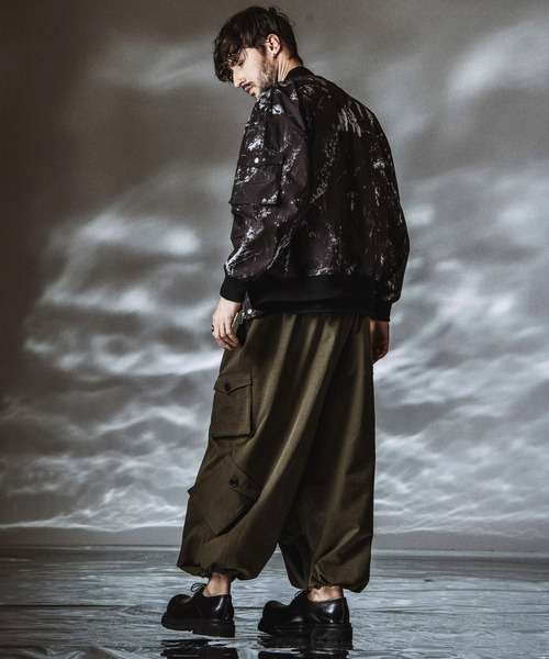 NO ID.（ノーアイディ）の「【NO ID.】Asymmetry Wide Cargo Pants / アシンメトリーワイドカーゴパンツ（カーゴパンツ・メンズ・カーキ/ブラック・2/1）」の12枚目の写真