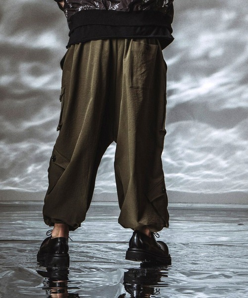 NO ID.（ノーアイディ）の「【NO ID.】Asymmetry Wide Cargo Pants / アシンメトリーワイドカーゴパンツ（カーゴパンツ・メンズ・カーキ/ブラック・2/1）」の16枚目の写真