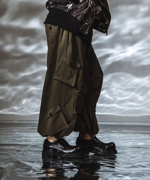 NO ID.（ノーアイディ）の「【NO ID.】Asymmetry Wide Cargo Pants / アシンメトリーワイドカーゴパンツ（カーゴパンツ・メンズ・カーキ/ブラック・2/1）」の15枚目の写真